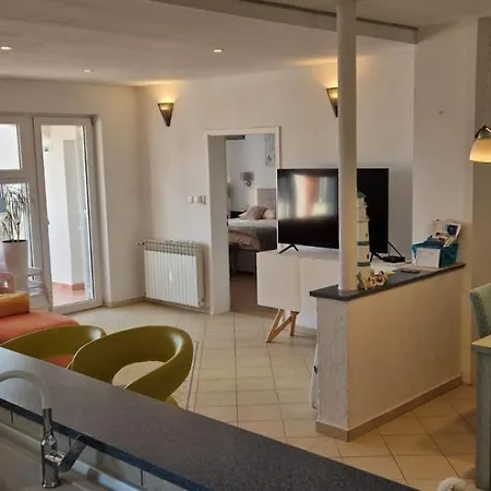 Adriameer Apartment